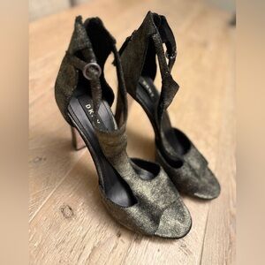 Women DKNY Colby T-Strap Sand Pump Open Toe Sandal size 40 or 9